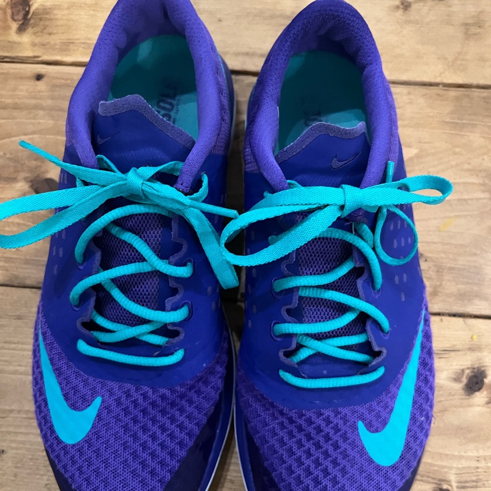 Nike like new tennis shoes - Picture 4 of 7